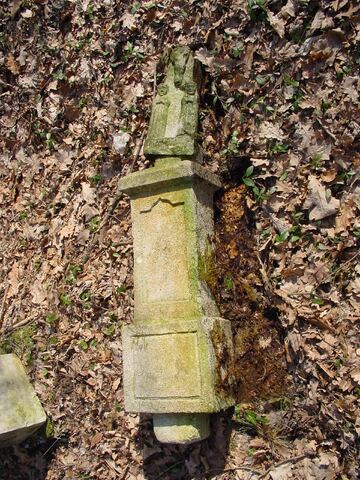 Fragment uszkodzonego lub przewr�conego nagrobka.