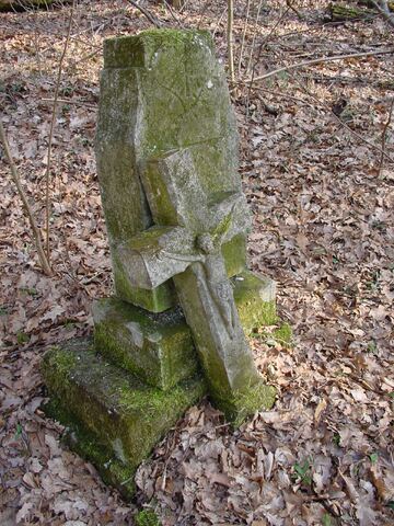 Fragment uszkodzonego lub przewr�conego nagrobka.