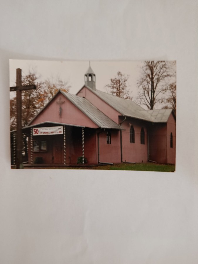 Reprodukcja fotografii drewnianego ko�cio�a w Podhorcach z dobudowan� krucht� i wie�yczk�