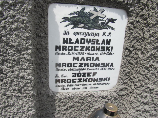 Tablica nagrobna z nazwiskiem ks. prob. Józefa Mroczkowskiego