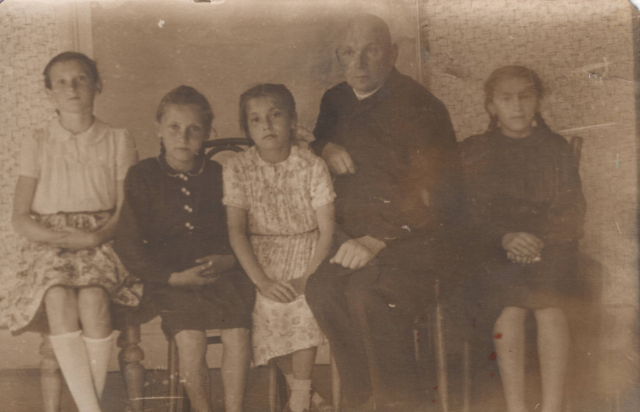 Ks. Józef Mroczkowski z czterema uczennicami w 1956 roku; druga od lewej Maria Kozioł z domu Hołubek