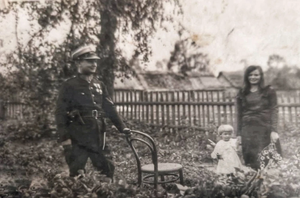Katarzyna Bednarz-Stochmal z mężem Jakubem i córeczką Ludwiką, początek lat 30tych XX w. Prawdopodonie wykonane w ogrodze Tomasza Bednarza