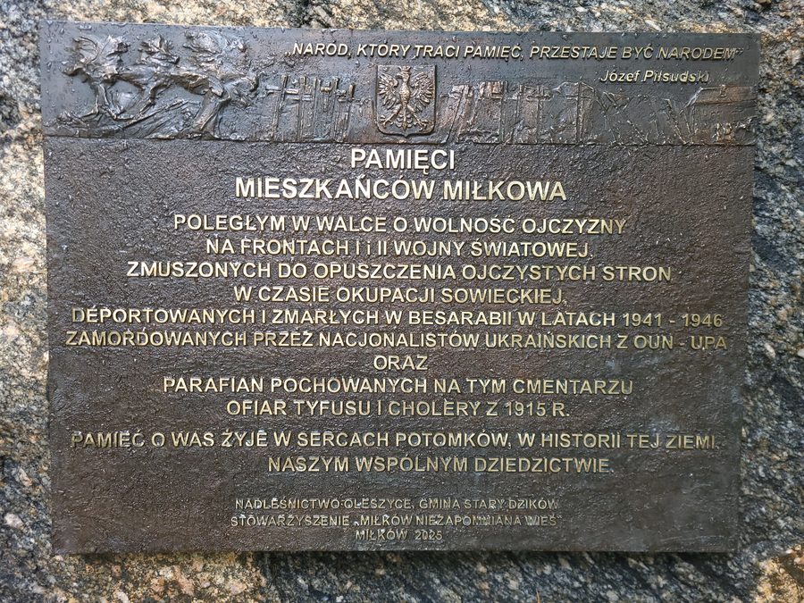 Tablica pami�tkowa na kamieniu pami�ci