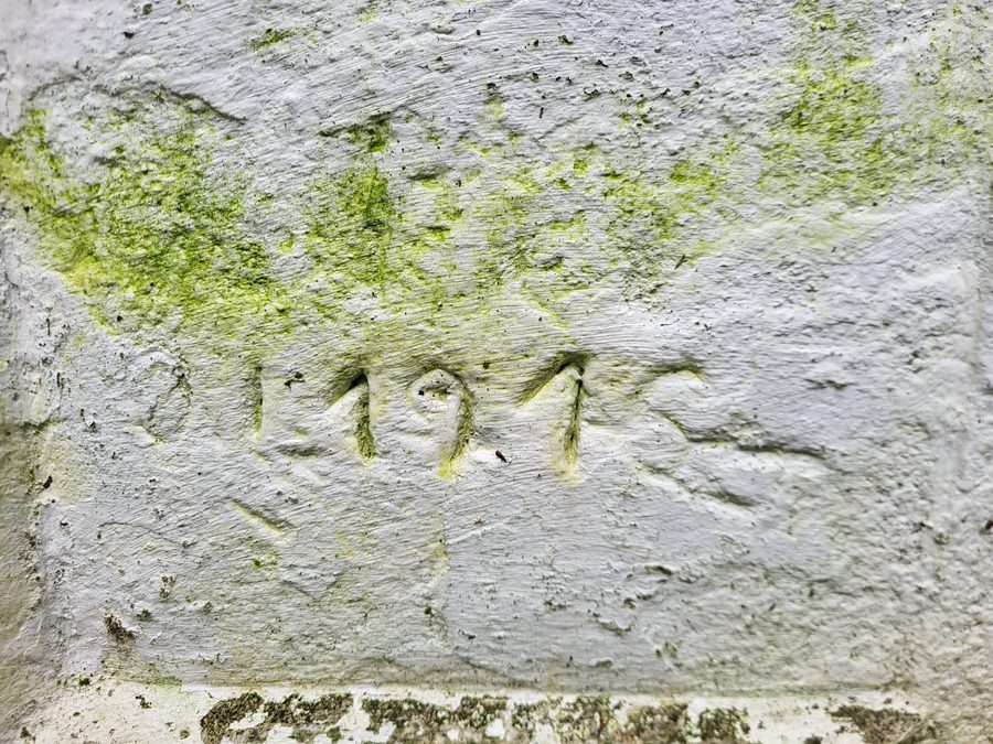 Data �1916� zachowana na kamiennym krzy�u