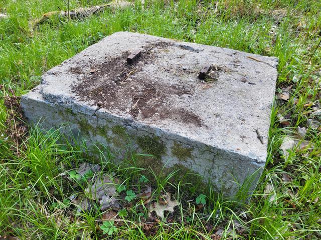 Betonowa podstawa wie�y obserwacyjnej z&nbsp;zachowanymi metalowymi elementami w&nbsp;Hucie Mi�kowskiej