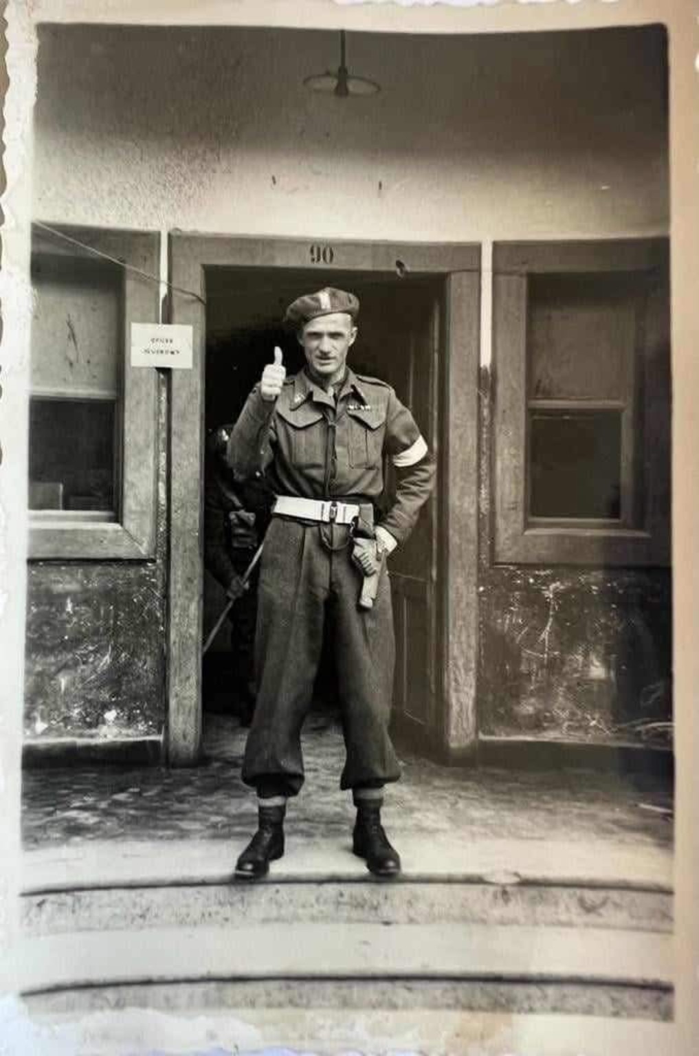 Adam Malach w mundurze przed wejściem do budynku w Vittorio Veneto, 7 kwietnia 1946 roku — według podpisu fotografii