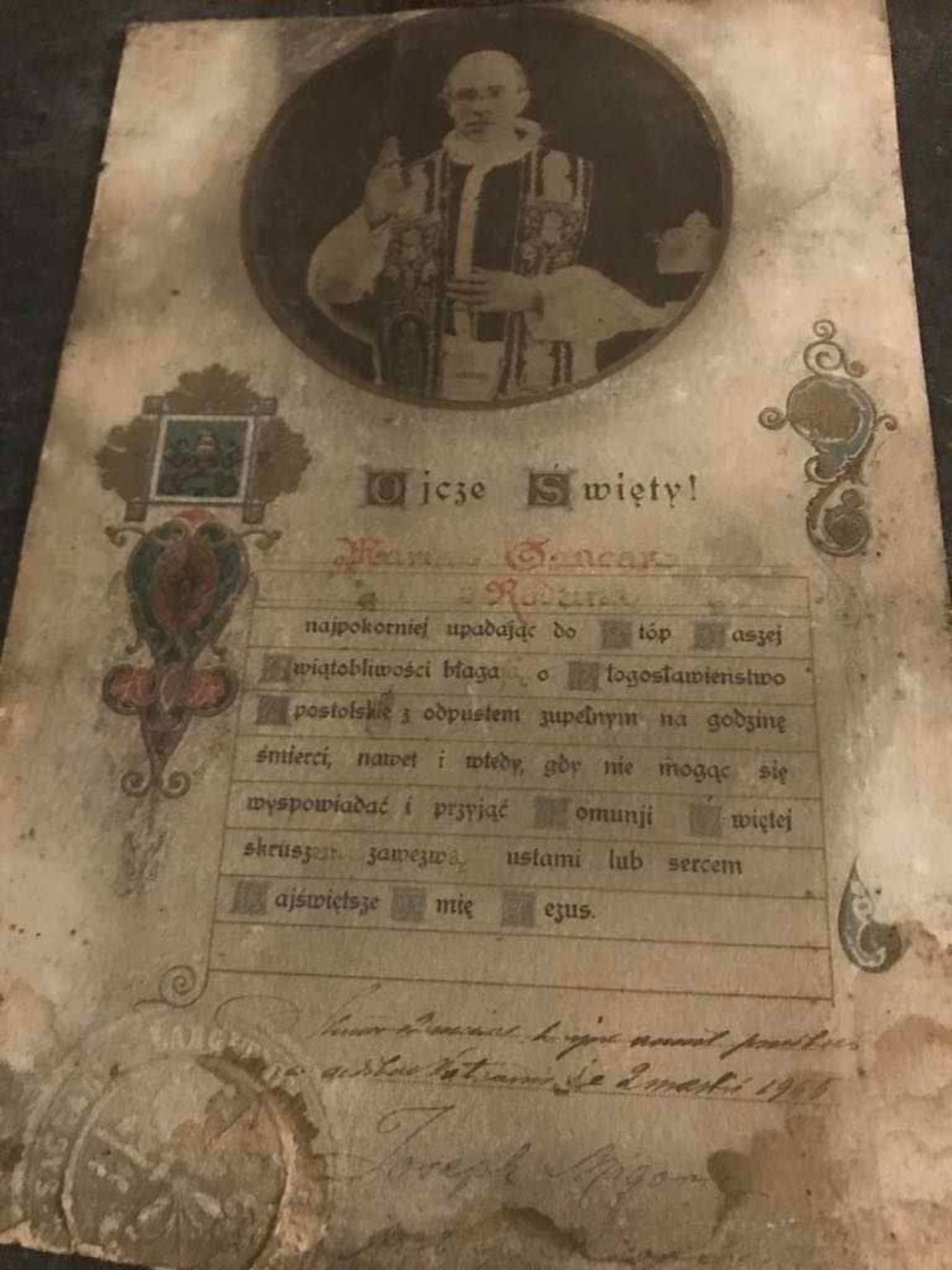Ozdobny dokument błogosławieństwa apostolskiego z portretem papieża Piusa XII, napisem Ojcze Święty i odręcznymi wpisami.
