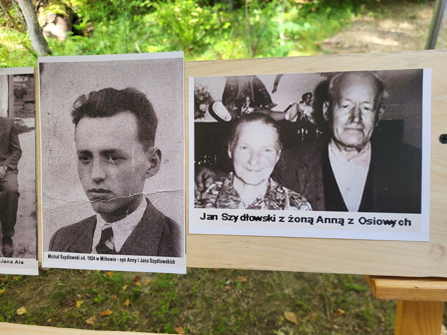 Fragment wystawy archiwalnych fotografii podczas odpustu.