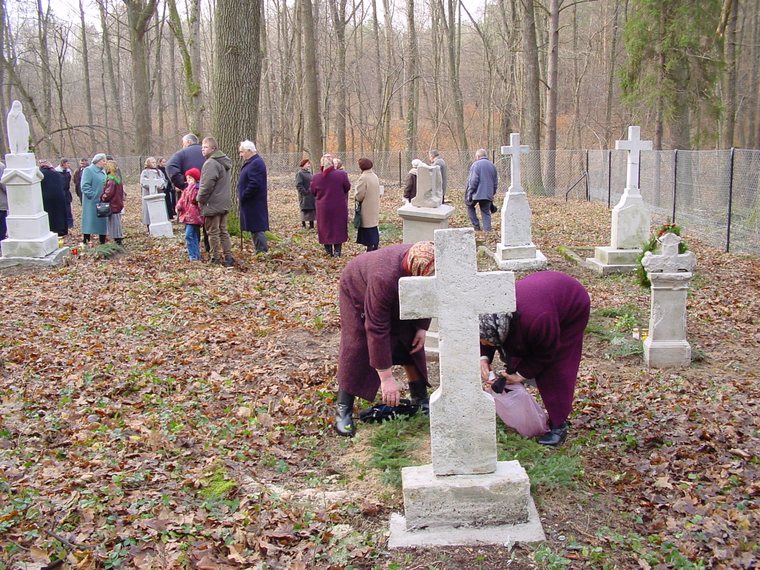 Po�wi�cenie cmentarza w Mi�kowie � 23.11.2003 r.