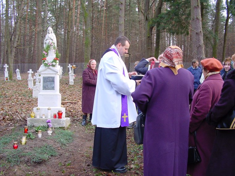 Po�wi�cenie cmentarza w Mi�kowie � 23.11.2003 r.