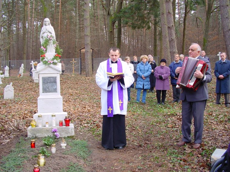 Po�wi�cenie cmentarza w Mi�kowie � 23.11.2003 r.