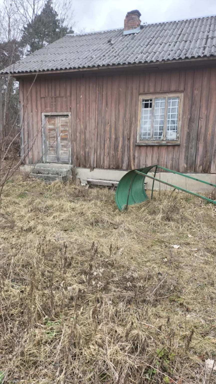 Elewacja z dwoma wejściami i ceglanym kominem