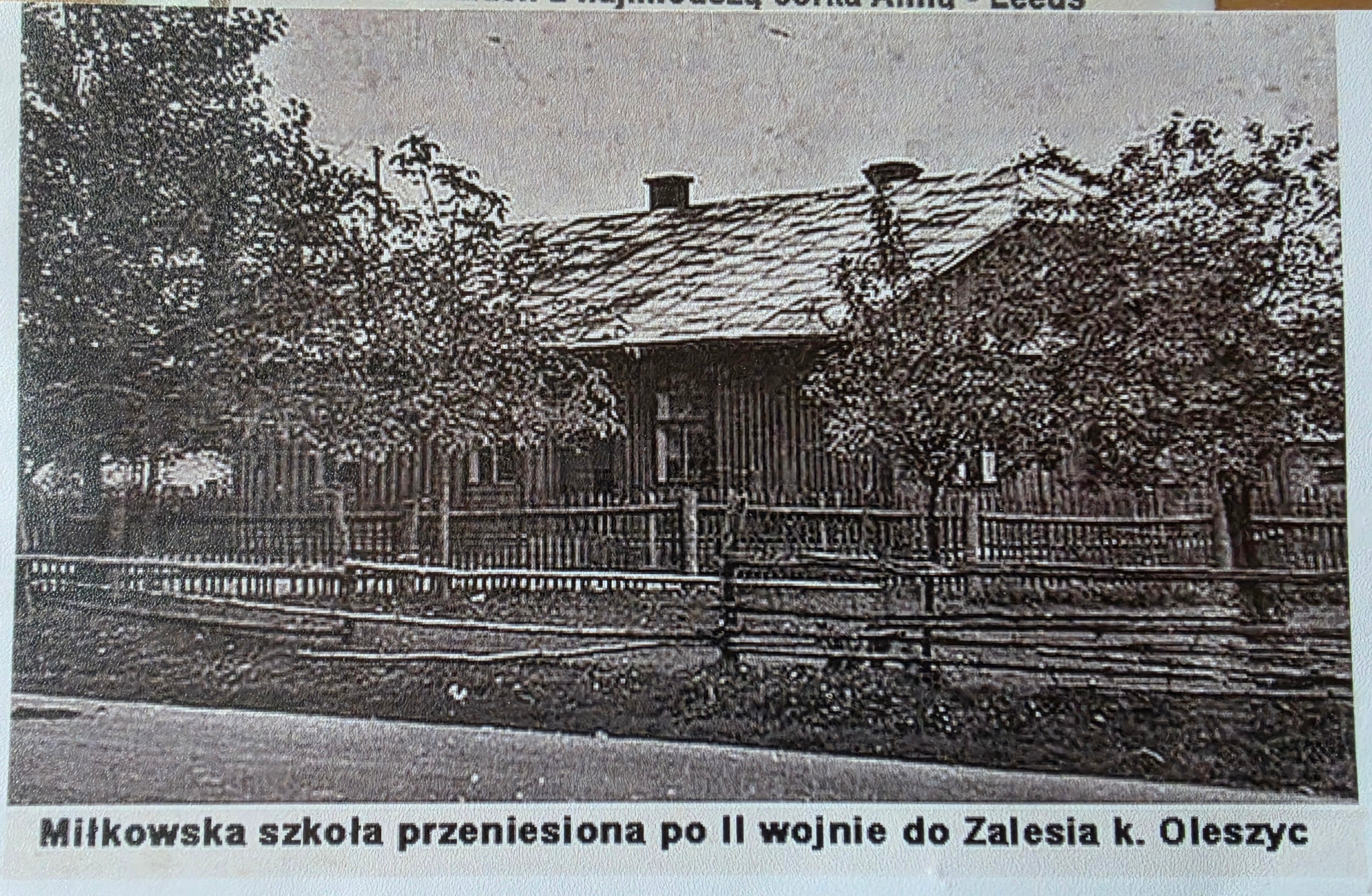 Archiwalne uj�cie drewnianego budynku dawnej szko�y mi�kowskiej po przeniesieniu do Zalesia ko�o Oleszyc